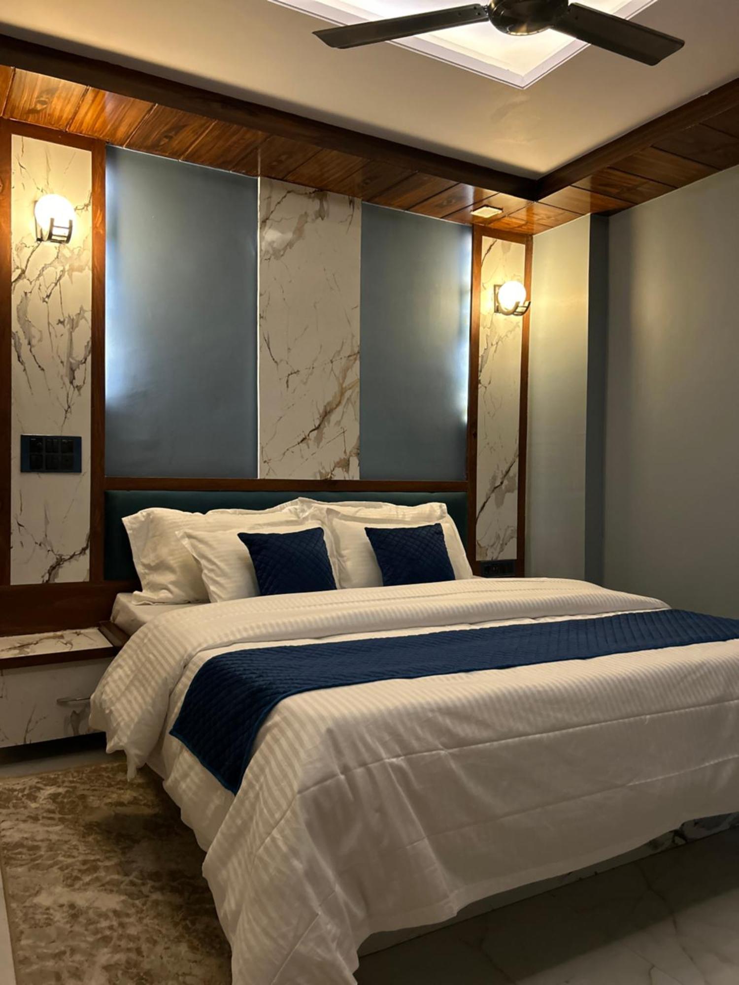 4bhk Luxury Famjam Apartment